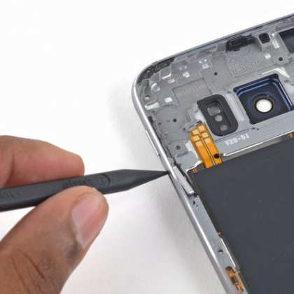 روکش دکمه های ولوم صدا را از قاب میانی خارج کنید