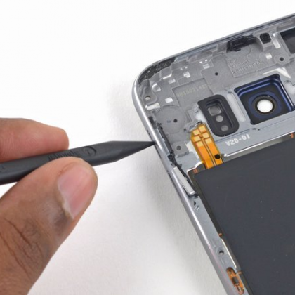 روکش دکمه های ولوم صدا را از قاب میانی خارج کنید