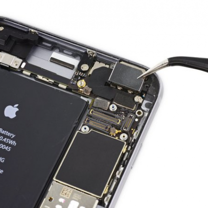 براکت دوربین اصلی گوشی آیفون 6s Plus را بردارید