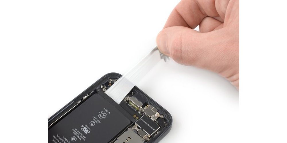 خم زبانه چسب دوم را با انگشت گرفته بکشید تا از زیر باتری جدا شود