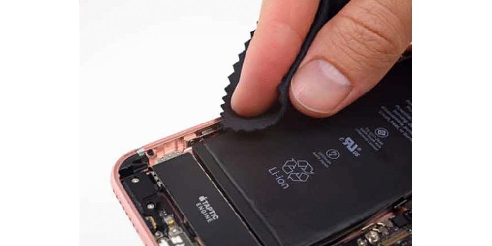 دور ال سی دی را با پارچه آغشته به الکل تمیز و خشک می کنیم