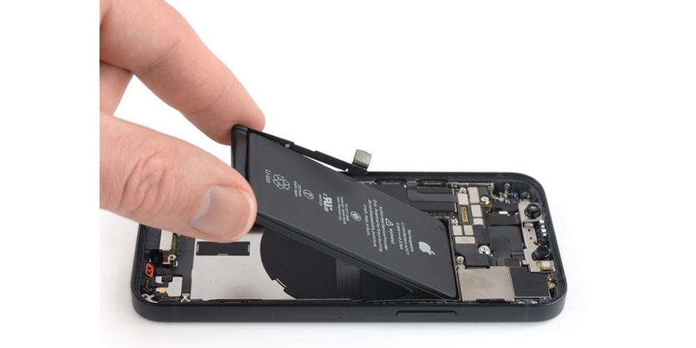 با انگشت لبه پایینی باتری را گرفته بکشید و از روی قاب گوشی بردارید