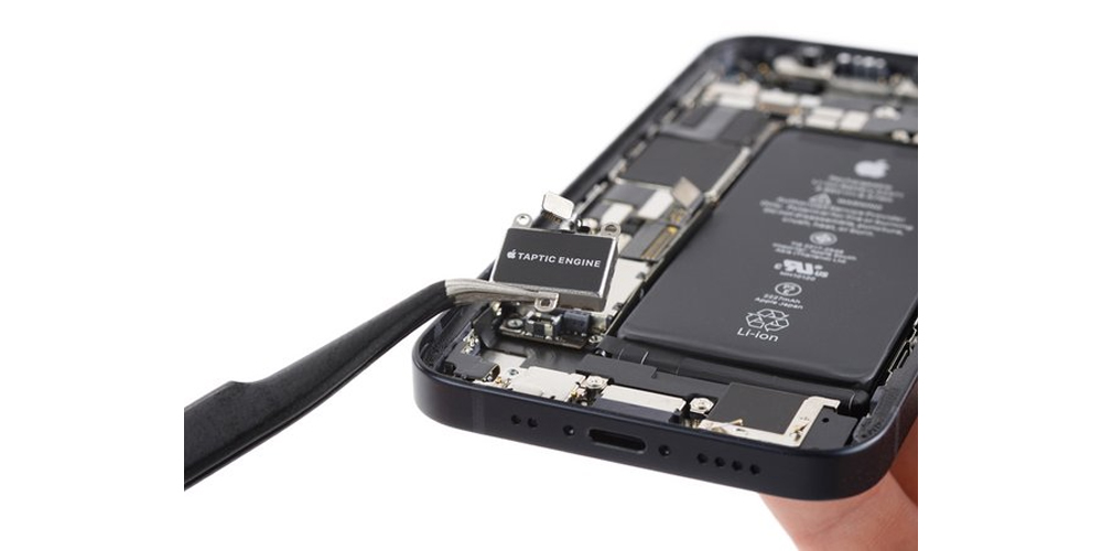 با پنس سرکج لبه موتور ویبره را گرفته و از روی گوشی بردارید