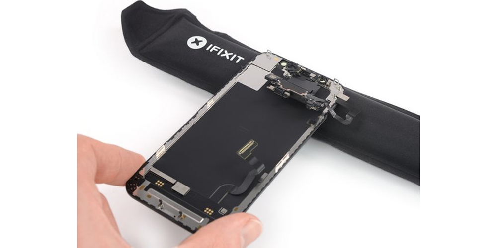 قسمت بالای صفحه نمایش را با آی اُپنر حرارت دهید