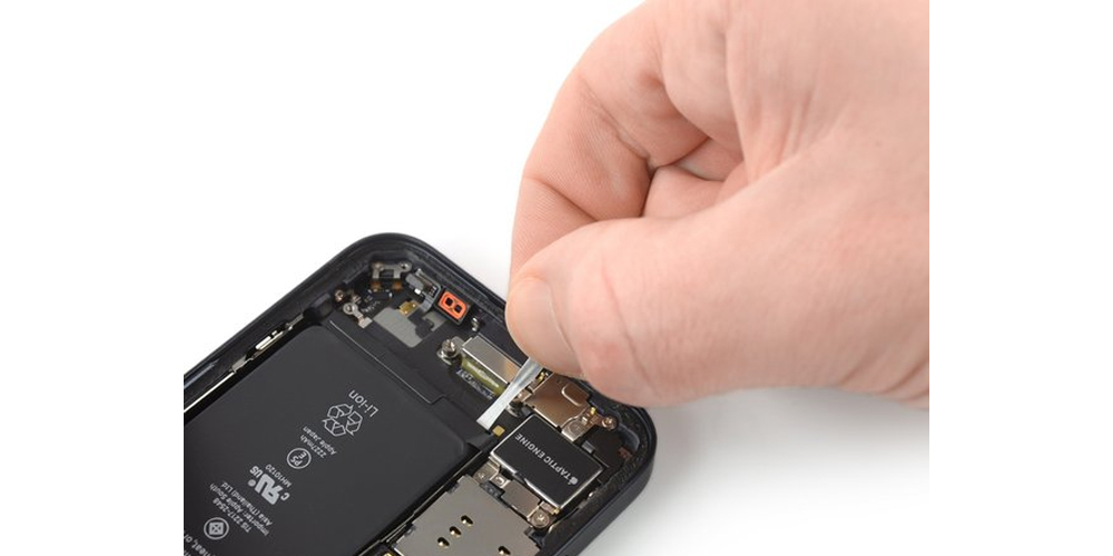 با انگشت زبانه اولین چسب باتری را بگیرید و به سمت لبه زیرین گوشی بکشید