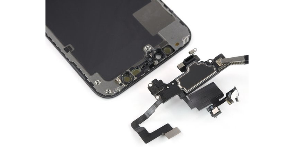 کپسول و فلت سنسور مجاورت را با پنس سر صاف گرفته و از روی گوشی بردارید