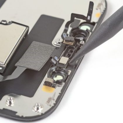 سنسور مجاورت و ماژول Face ID را از جایگاه خود اهرم کنید سنسور مجاورت و ماژول Face ID را از جایگاه خود اهرم کنید