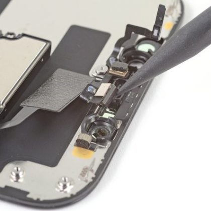 سنسور مجاورت و ماژول Face ID را از جایگاه خود اهرم کنید سنسور مجاورت و ماژول Face ID را از جایگاه خود اهرم کنید