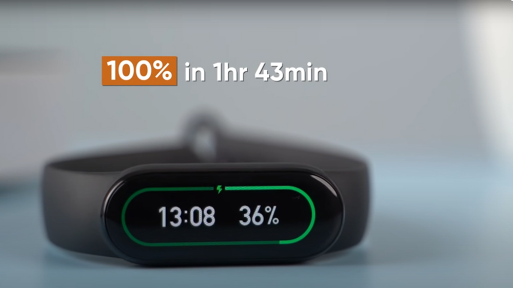 می بند 6 شیائومی که روی صفحه نمایش آن درصد شارژ نشان داده شده است. این دستبند در عرض 1 ساعت 43 دقیقه فول شارژ می شود