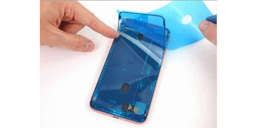 کاور زیر چسب را جدا کنید و آن را به طور کامل روی شاسی بخوابانید