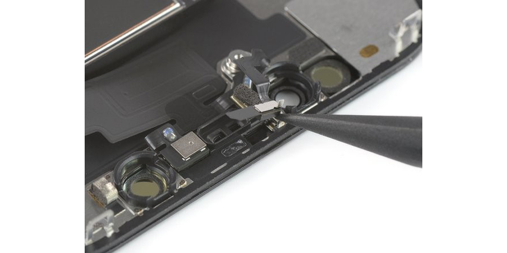 نوک اسپاتول را زیر سنسور مجاورت قرار دهید تا از جایگاه خود خارج شود