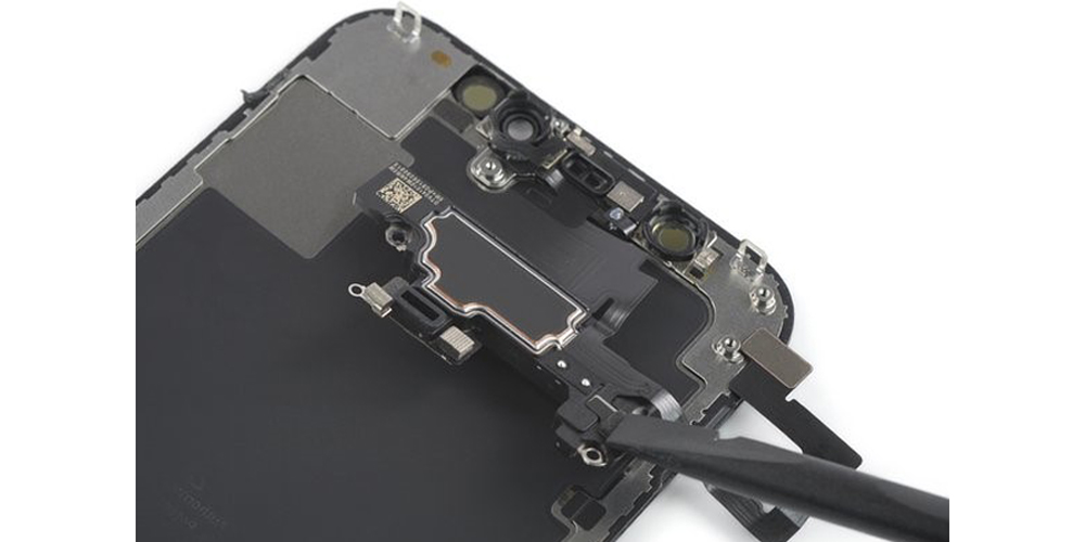 نوک اسپاتول را زیر لبه فوقانی اسپیکر قرار دهید و به سمت بالا اهرم کنید