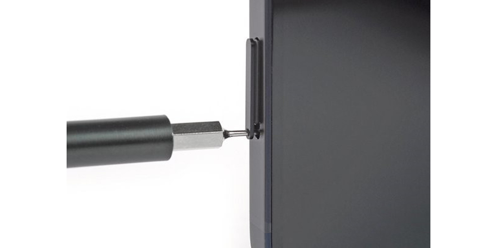 نوک اجکتور را داخل سوراخ ریز فشار دهید تا خشاب رها شود