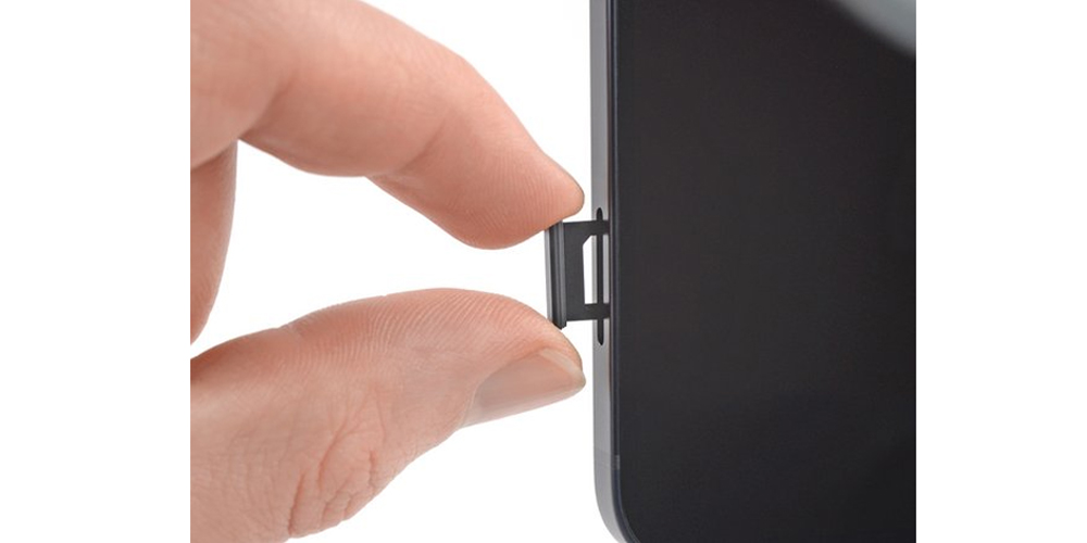 با انگشت لبه سیم کارت را گرفته از جای خود بیرون بیاورید