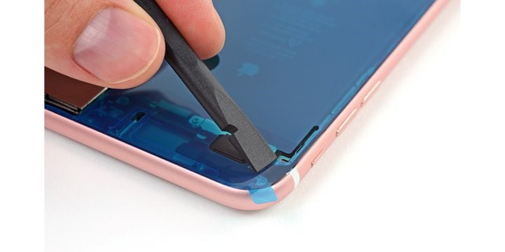 با اسپاتول سرتخت برای چسباندن چسب در گوشی و قسمت های حساس استفاده کنید