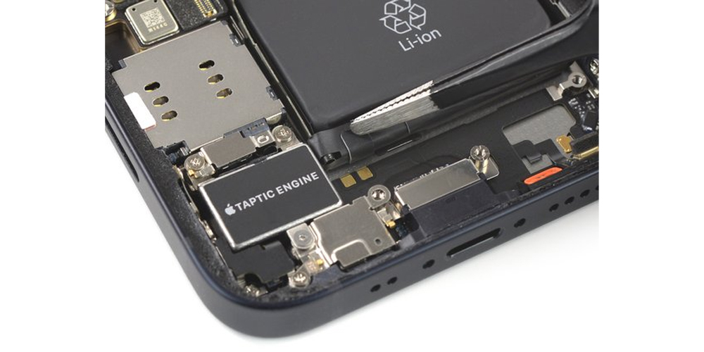 با پنس سر صاف اولین زبانه نوار چسب را گرفته و خم آن را باز می کنیم