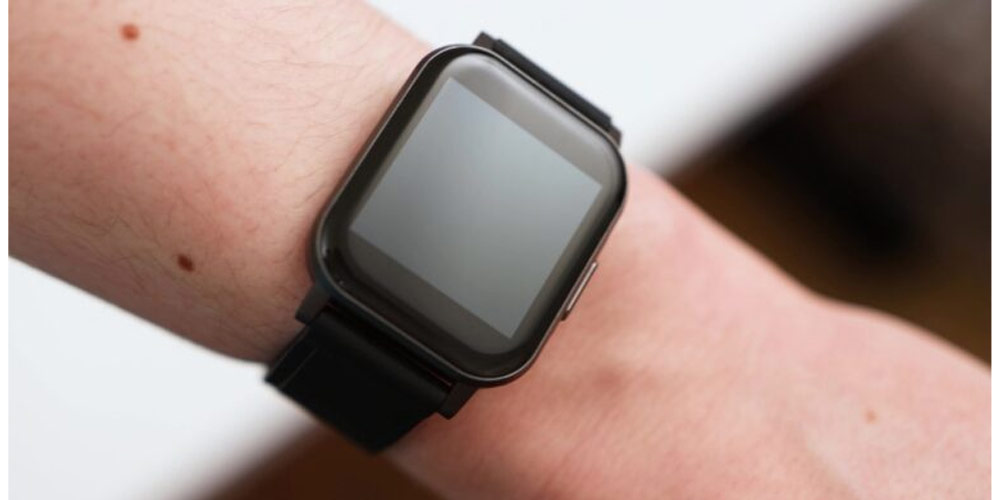 صفحه نمایش ساعت LS02 هایلو در طراحی خودنمایی می کند و حاشیه های بزرگی دارد