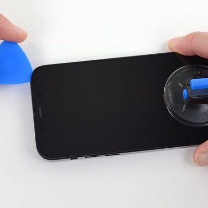 لبه بالای صفحه نمایش را از قاب گوشی جدا کنید لبه بالای صفحه نمایش را از قاب گوشی جدا کنید