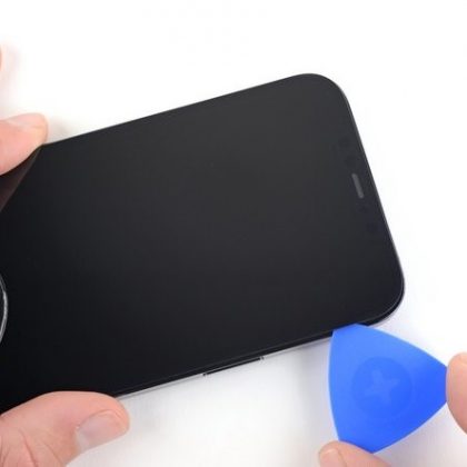 لبه بالای صفحه نمایش را از قاب گوشی جدا کنید لبه بالای صفحه نمایش را از قاب گوشی جدا کنید
