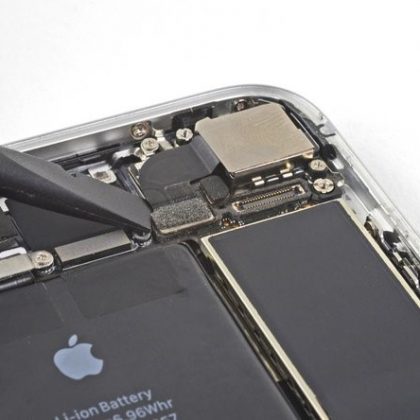 کانکتور فلت دوربین را از روی سوکتش جدا کنید