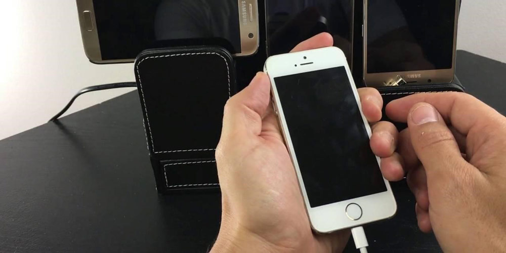 موبایل در دست و به کابل شارژ آیفون 5 اس اپل متصل است، اما شارژ نمی شود