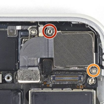 پیچ های نگهدارنده براکت کانکتور دوربین عقب را باز کنید