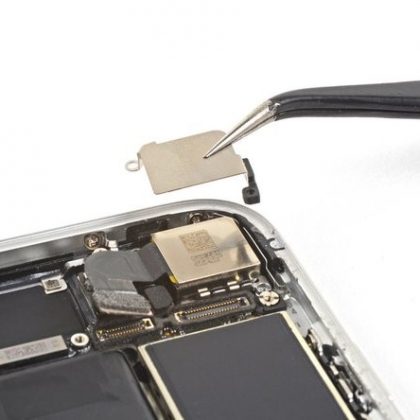 براکت روی دوربین عقب را بردارید