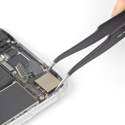 دوربین عقب آیفون اس ای 2020 را بردارید