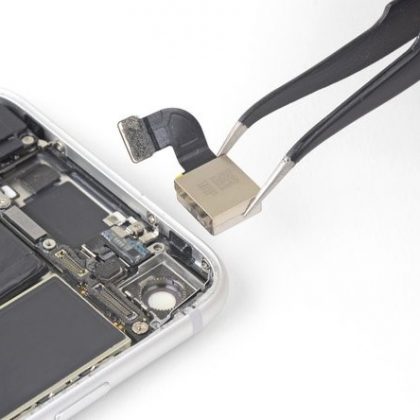 دوربین عقب آیفون اس ای 2020 را بردارید