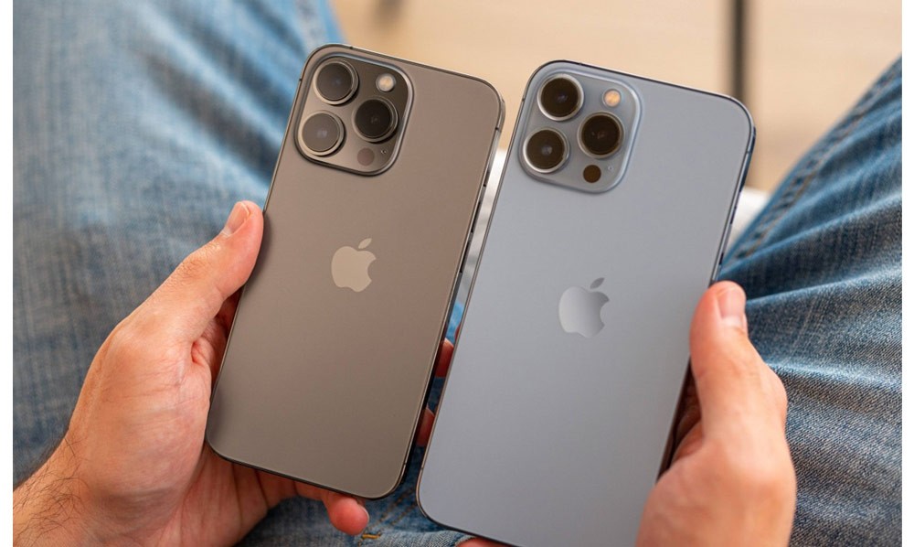 iPhone 13 Pro سمت چپ در کنار iPhone 13 Pro Max