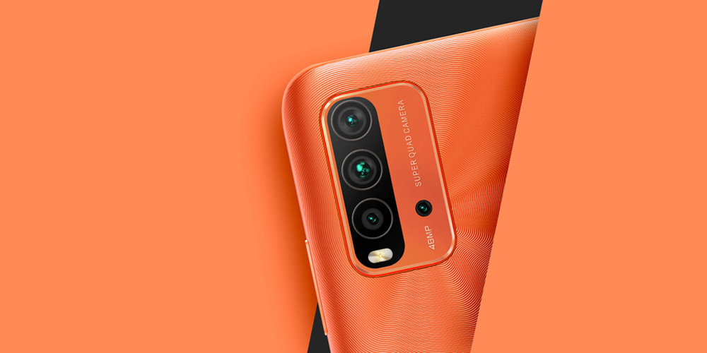 دوربین پشت موبایل Redmi 9T 64GB 4GB از نمای نزدیک در میان دو صفحه نارنجی رنگ