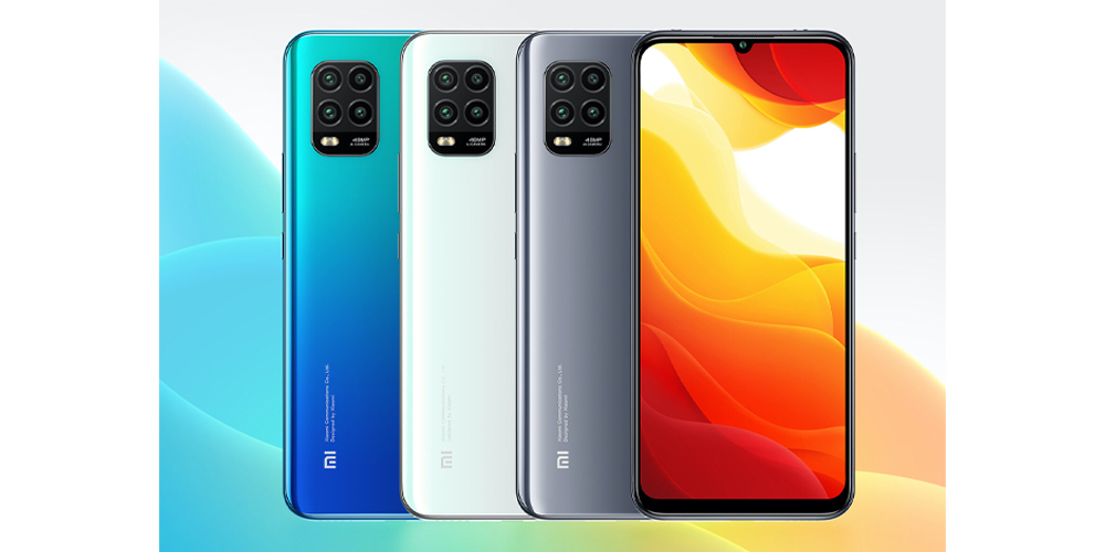 چهار موبایل Mi 10 Youth 5G شیائومی در رنگ های آبی، سفید و خاکستری و پنل جلو در پس زمینه رنگارنگ