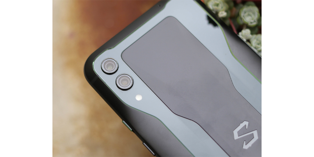 نمای دوربین پشتی موبایل بلک شارک 2 شیائومی خاکستری رنگ از نزدیک