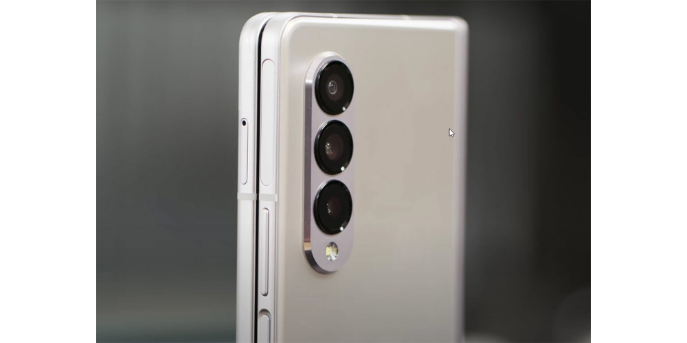 یک عدد گوشی بسته شده Z Fold3 5G سامسونگ که دوربین سه گانه آن را نشان می دهد در پس زمینه به رنگ نوک مدادی قرا دارد