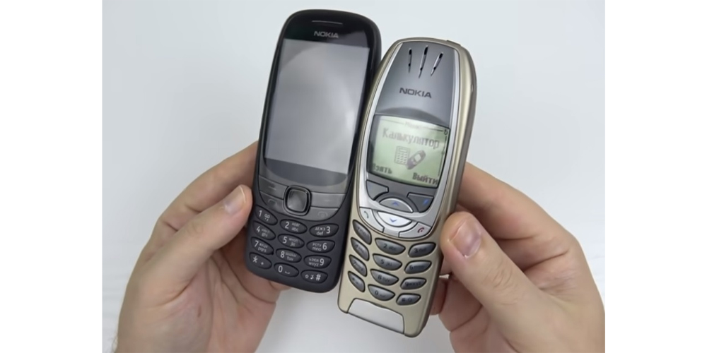 دو موبایل نوکیا 6310 جدید و قدیمی در کنار یکدیگر در دست قرار دارند
