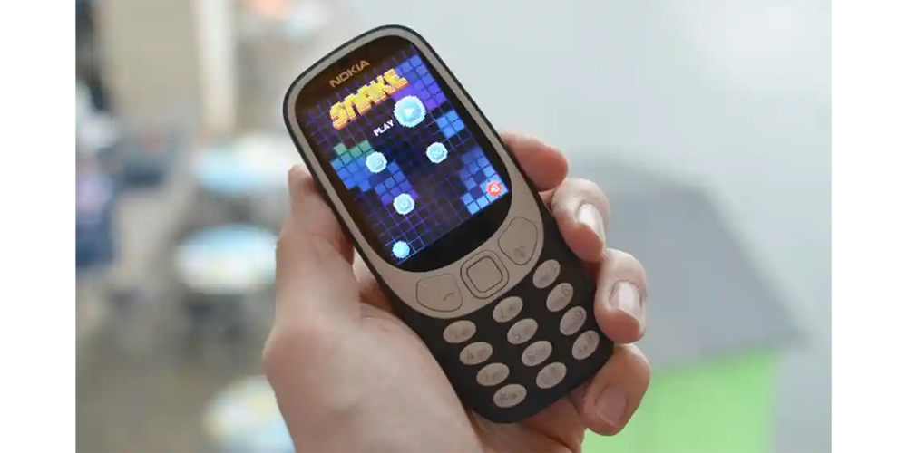 موبایل نوکیا 3310 در دست و بازی Snake در آن اجرا می شود