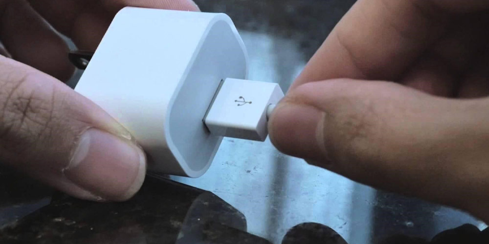 شارژر iPhone SE از کار افتاده است و کابل برای اطمینان از سلامت آن چک می شود