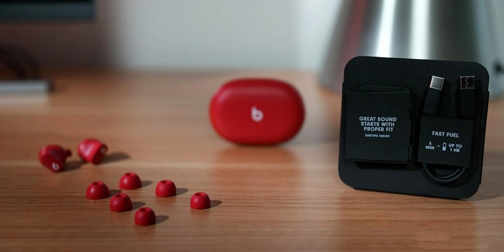 Beats شامل سه نوک گوشی در سایر مختلف، کابل شارژ USB-C، کیس و ایربادها است