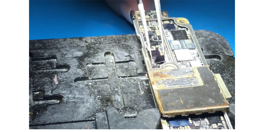 تعویض آی سی صدا گوشی iPhone 7 plus با استفاده از ابزار مخصوص