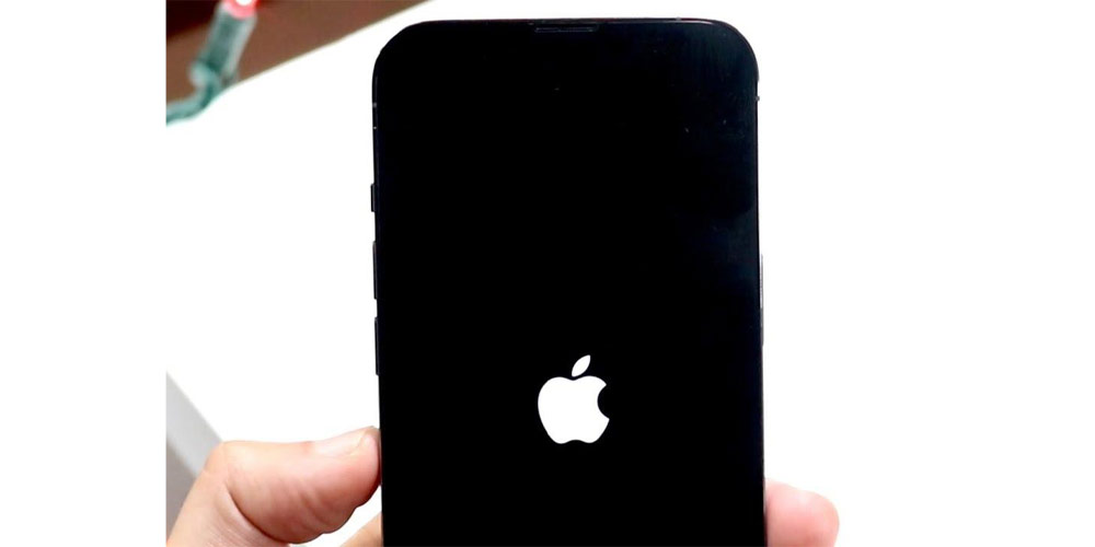هارد آیفون 13 مینی سوخته و موبایل روی لوگوی اپل گیر کرده است