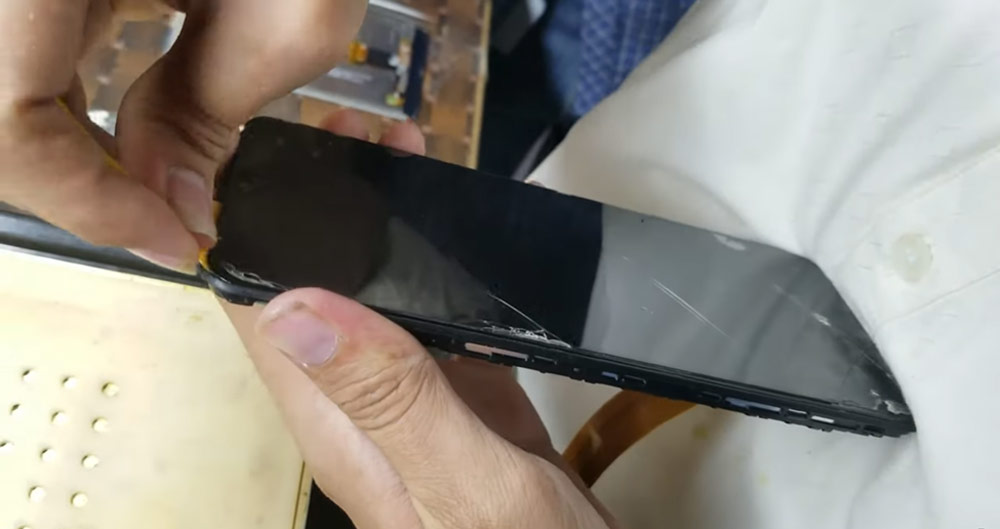 جدا کردن ال سی دی با گلس شکسته از بدنه ی گوشی A02