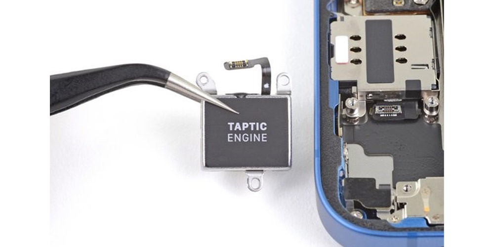 موتور تپتیک گوشی iPhone 13 از روی گوشی باز شده است