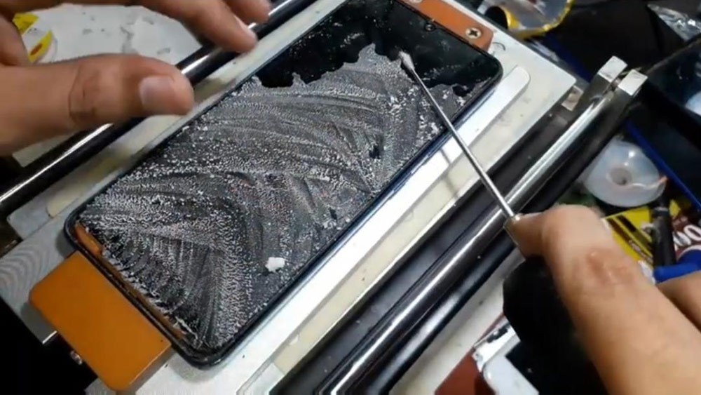 تعمیرکار برای تعویض گلس گوشی A32 5G باید به وسیله دستگاه ریموور سطح ال سی دی را تمیز کند