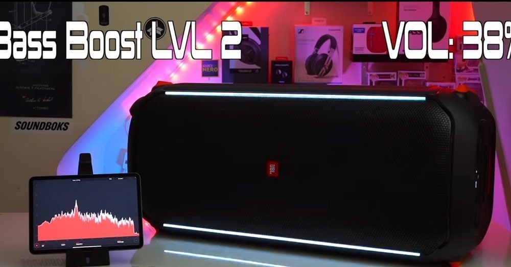 اسپیکر JBL Party Box 710 در حال پخش موسیقی است و قدرت و فرکانس آن اندازه گیری می شود