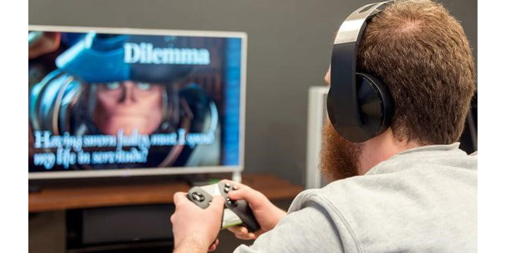 هدفون سونی Platinum PS4 روی گوش کاربر قرار دارد و او در حال بازی است