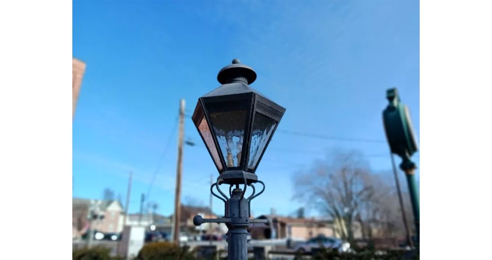 عکس پرتره از یک پایه لامپ با دوربین گوشی گلکسی A13