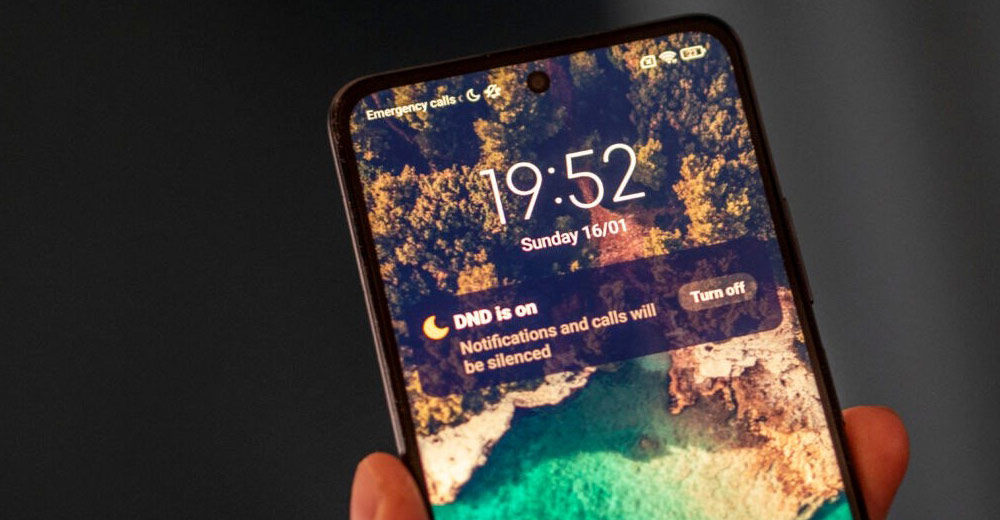بالای صفحه نمایش Poco M4 Pro 5G که حالت مزاحم نشوید را نشان می‌دهد