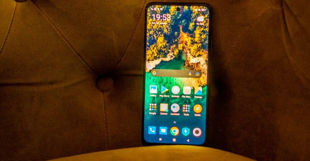 صفحه نمایش Poco M4 Pro 5G، با پس زمینه مبلمان