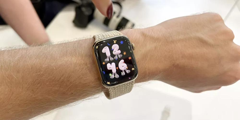 تصاویر اپل واچ 8 در زمان عرضه، ساعت اپل سری 8 روی مچ دست نشان داده شده است