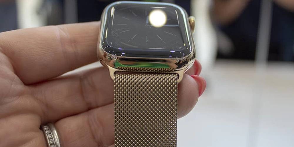اپل واچ سری 8 در دست قرار دارد و بند فلزی آن نمایش داده می شود